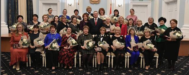 Губернатор Омской области в преддверии 8 Марта вручил награды женщинам